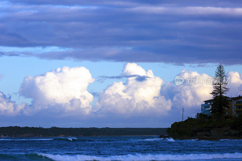 太平洋上空戏剧性的云图，复制空间