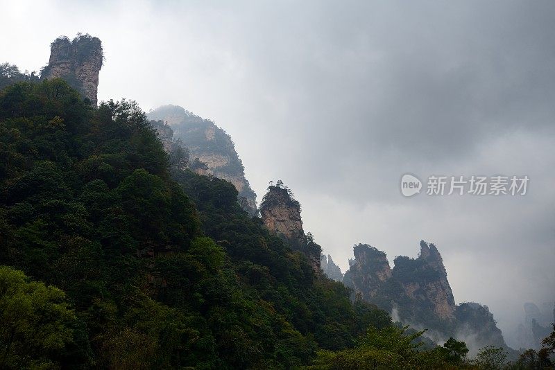 雨中的奇峰