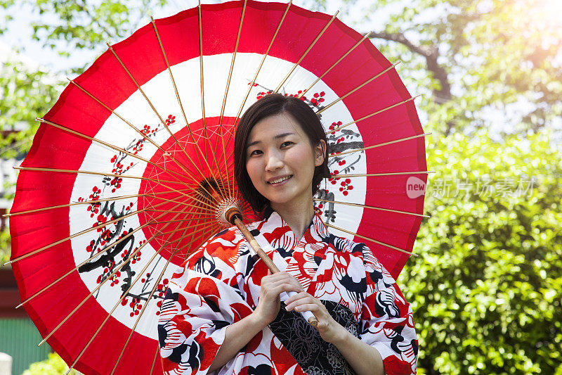 在日本公园，东京，穿着和服的年轻女子的肖像