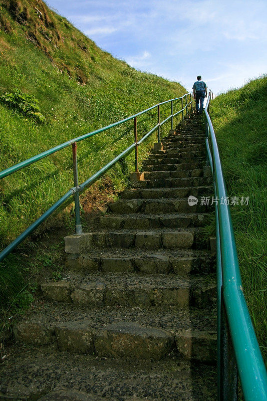 人在通往天空的漫长阶梯上