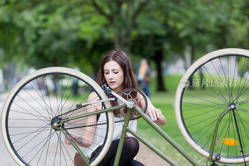 女人看着她的自行车