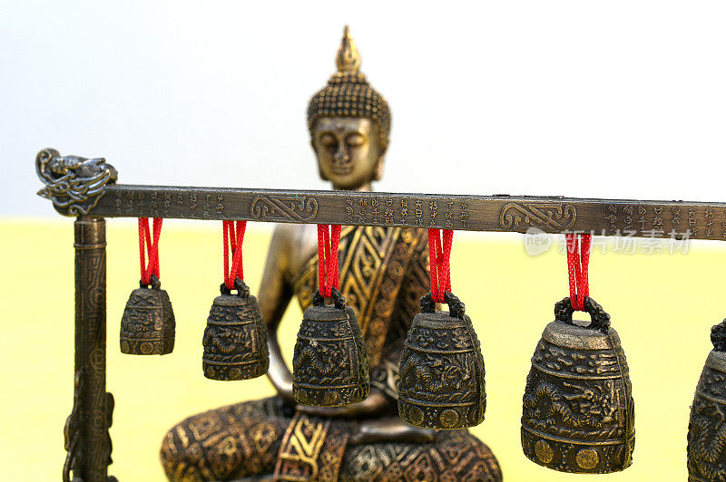 佛陀和铃铛