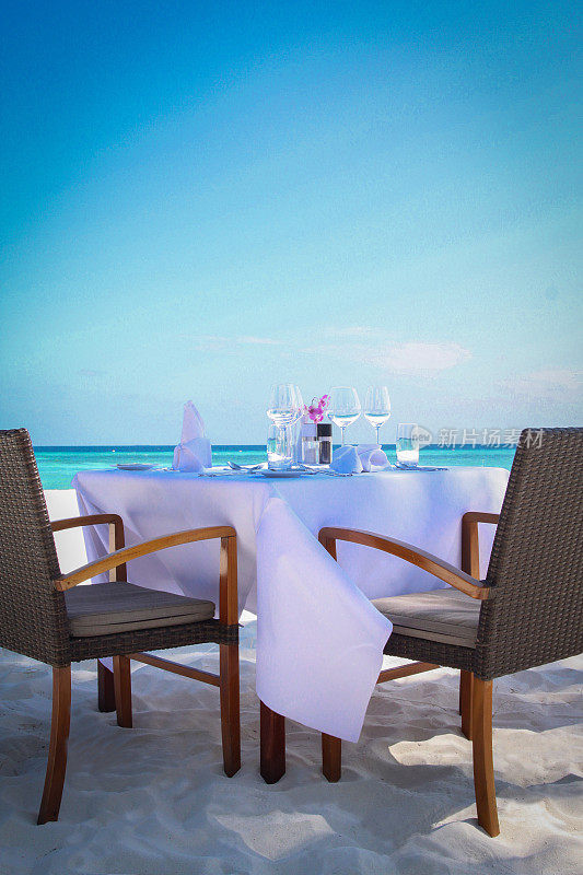 热带海滩餐厅的海洋