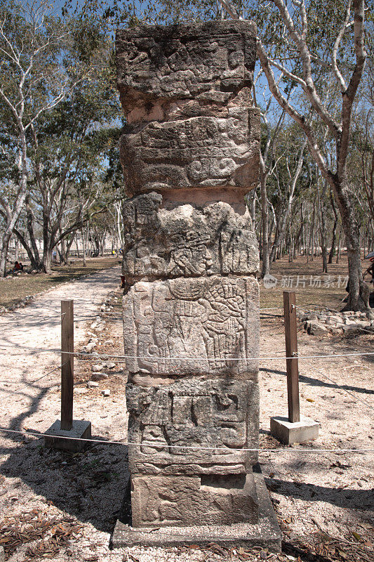 墨西哥奇琴伊察的玛雅遗址，有雕刻的人偶