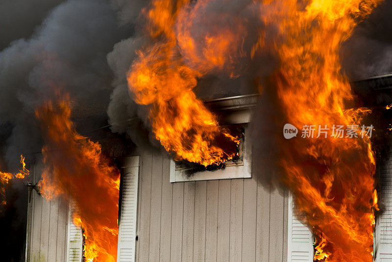 燃烧中的房屋从窗户中喷出火焰