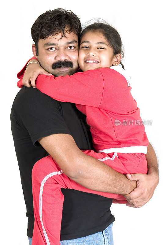 垂直愉快的印度父亲女儿拥抱拥抱孤立的白色