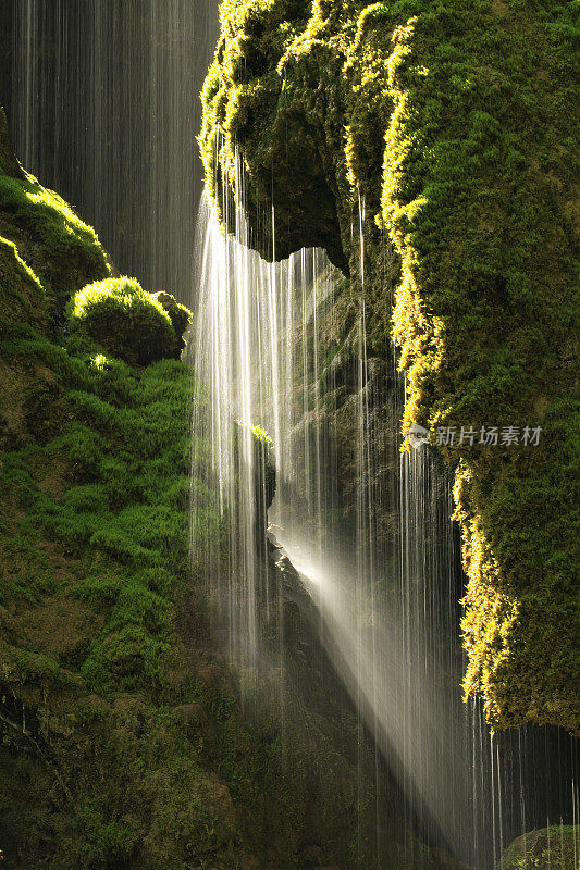 阳光和苔藓瀑布