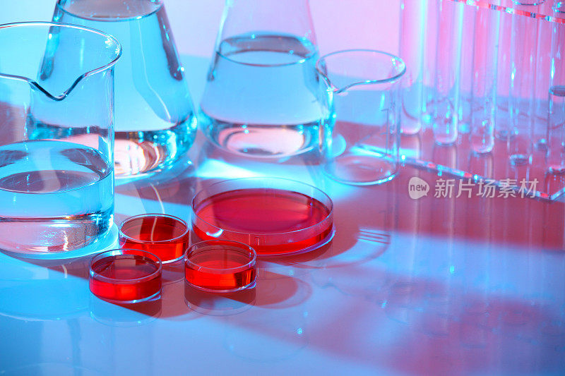 化学实验室，烧瓶，烧杯，培养皿，红色液体，试管