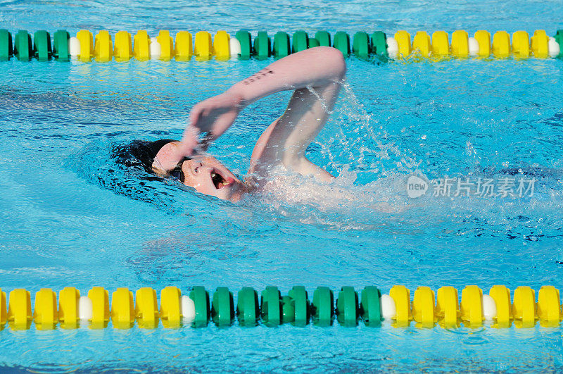 小男孩男子运动员自由泳比赛