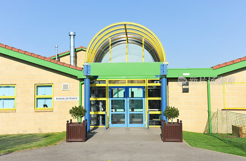 学校建筑入口的插图