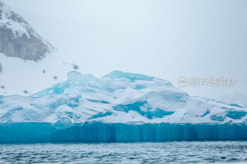 北极冰川冰山在斯瓦尔巴群岛的蓝色冰