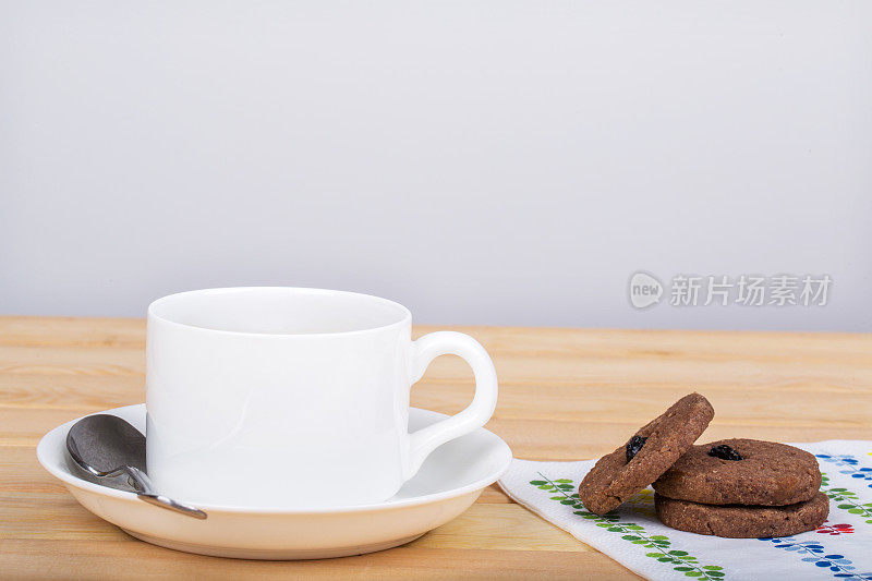 咖啡杯和自制的全麦饼干