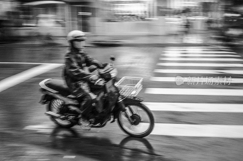 雨中摩托车