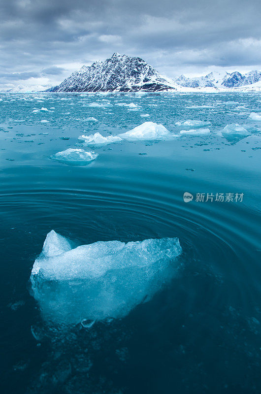 北极斯瓦尔巴特群岛的冰川风光