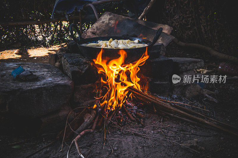 在暗影下的小屋里做饭