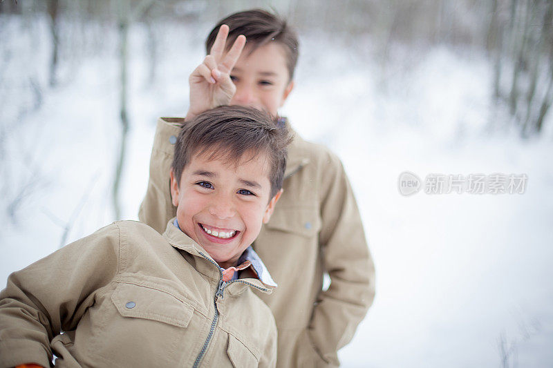 小男孩兄弟在室外的冬天深雪