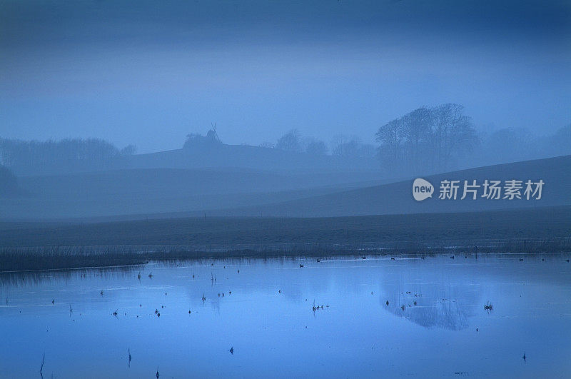 冬天和寒冷的小湖映着风景