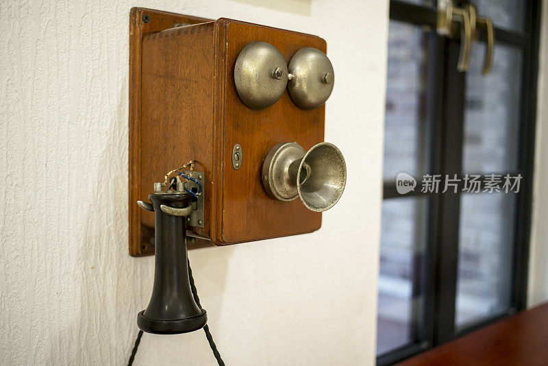 老式电话挂在墙上