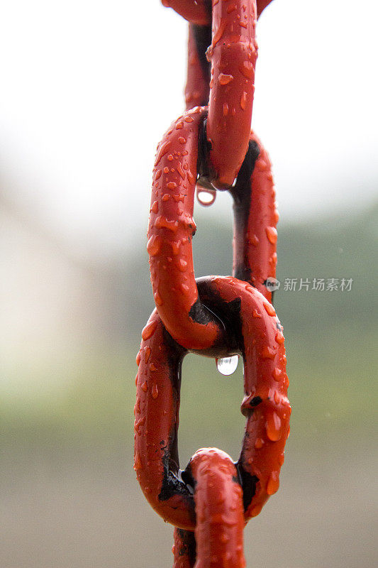 红铁链在雨中