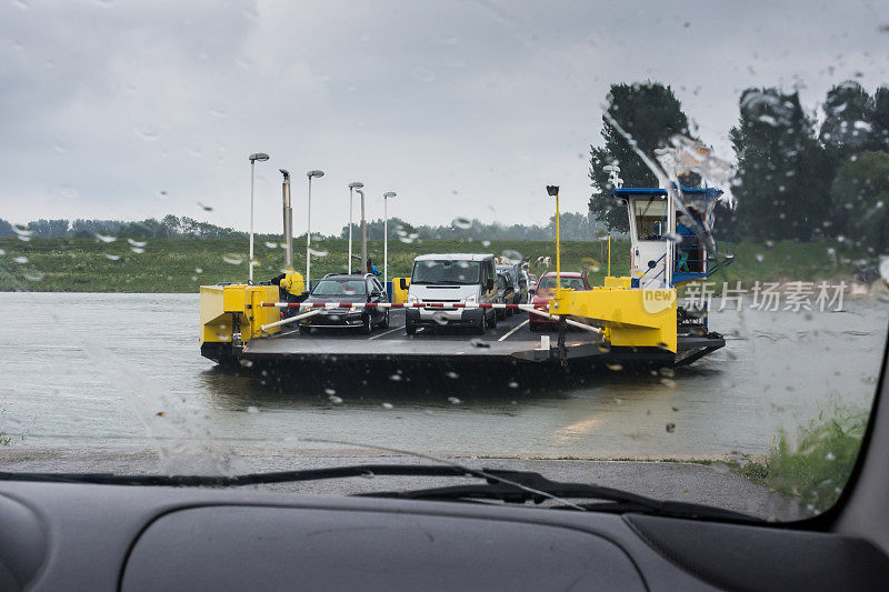 在雨中从副驾驶位置渡海