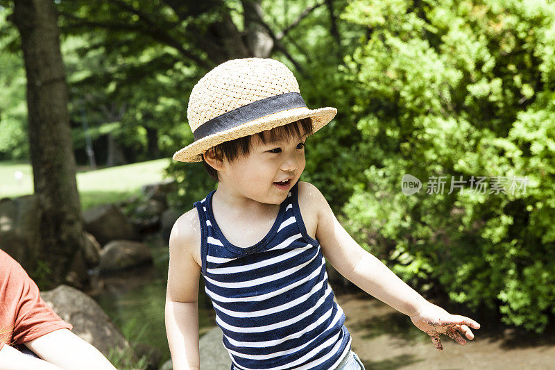 夏天，男孩在公园里玩耍