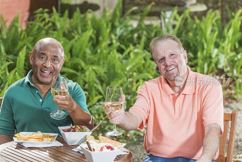 两个老人坐在后院吃喝