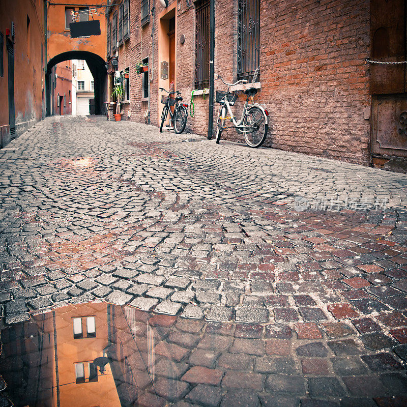 意大利费拉拉有通道的老意大利小巷
