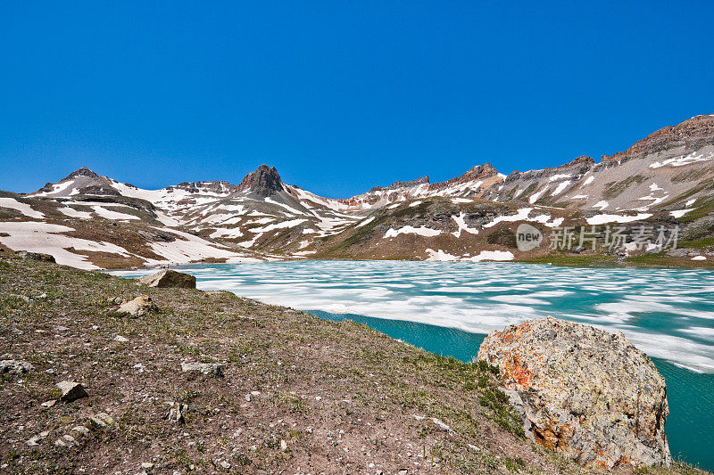 上冰湖和周围的山峰