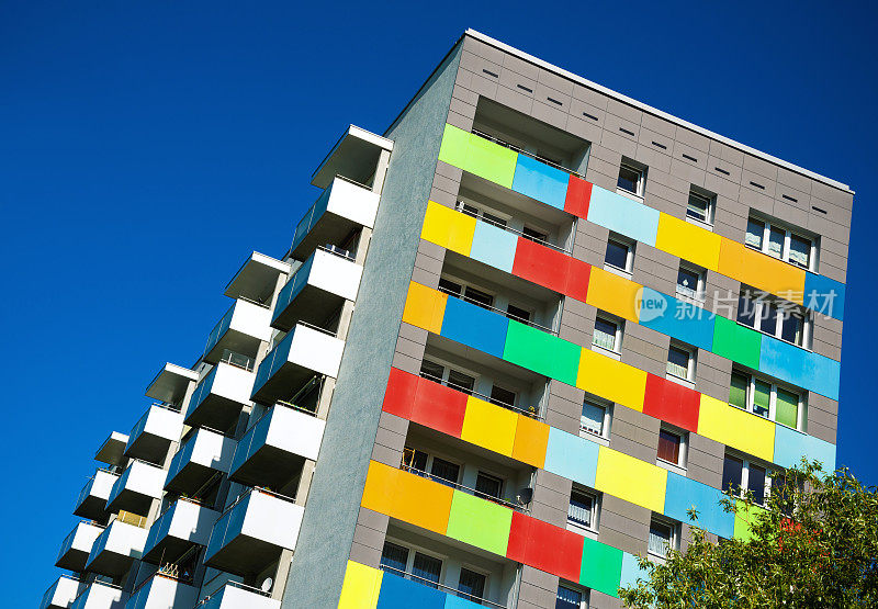色彩斑斓的公寓大楼