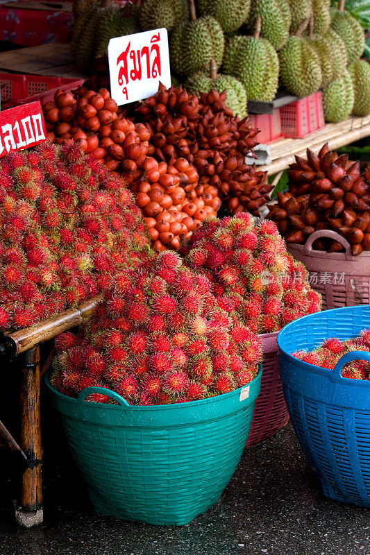新鲜市场泰国热带水果出售。