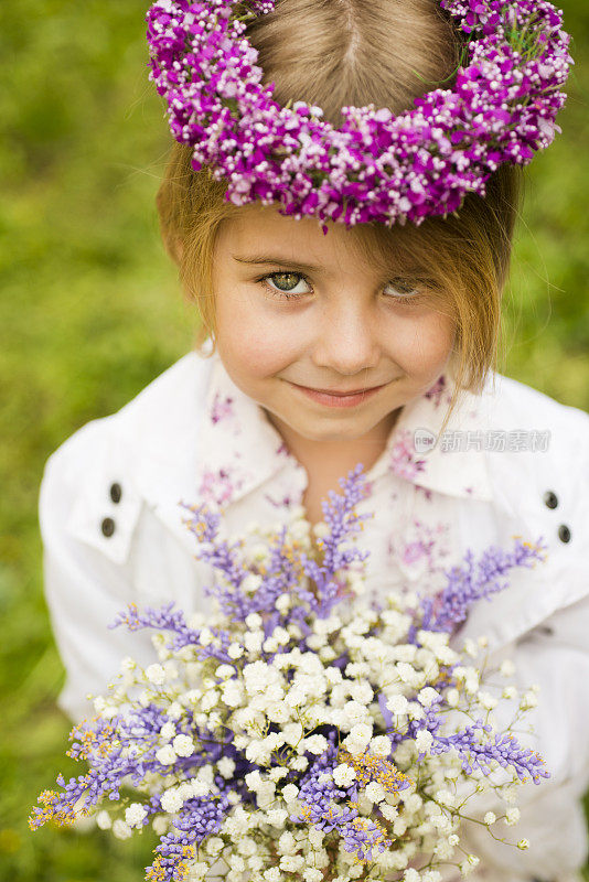 小女孩拿着花