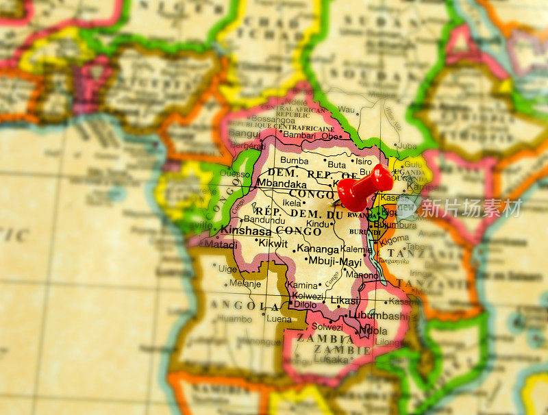 红色大头针插在刚果的地图