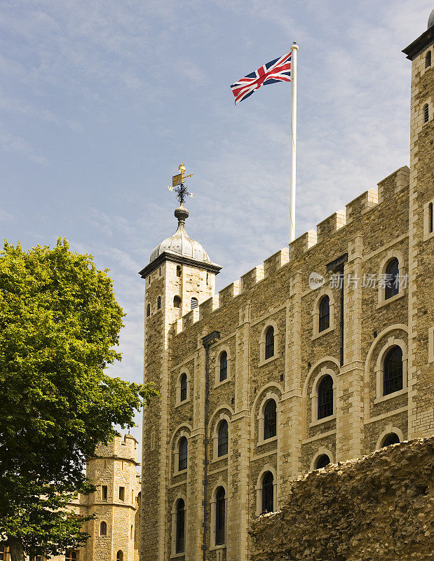 伦敦塔上飘扬的旗帜。