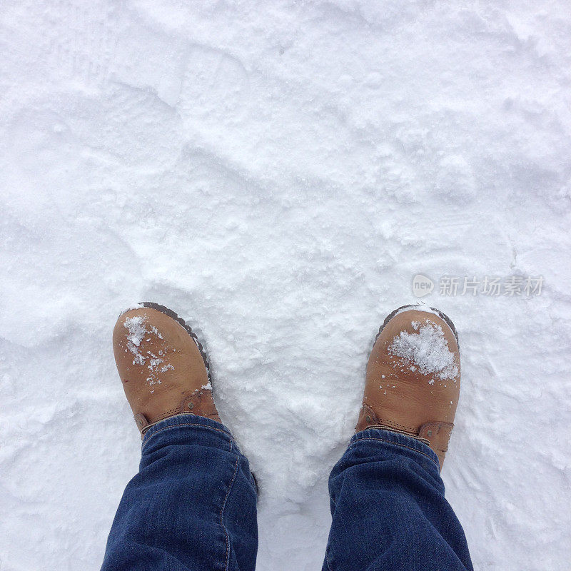 靴子站在雪地里