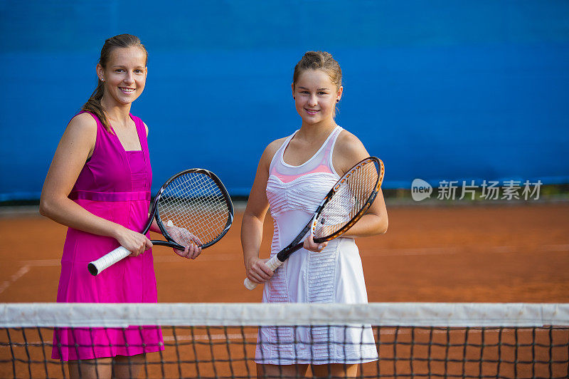 两名年轻女子网球运动员的肖像