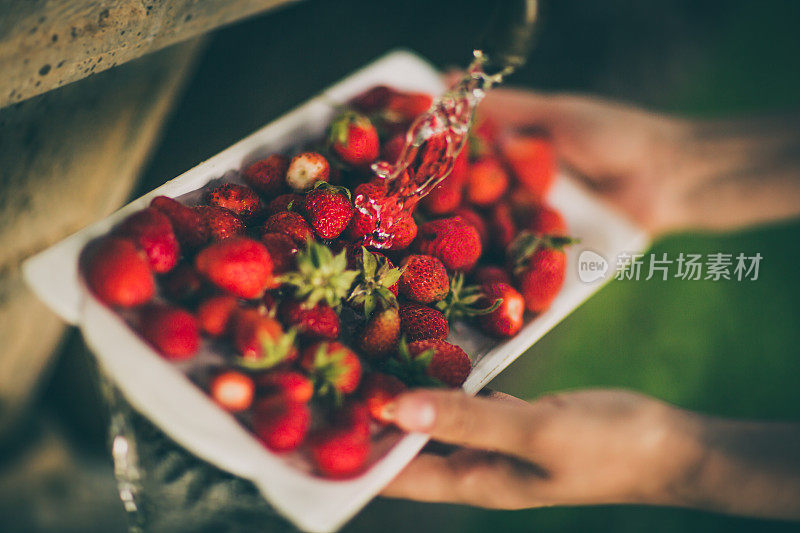 洗草莓