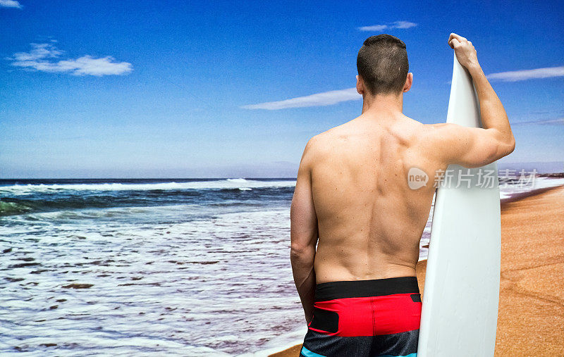 后视图冲浪者站在海滩上