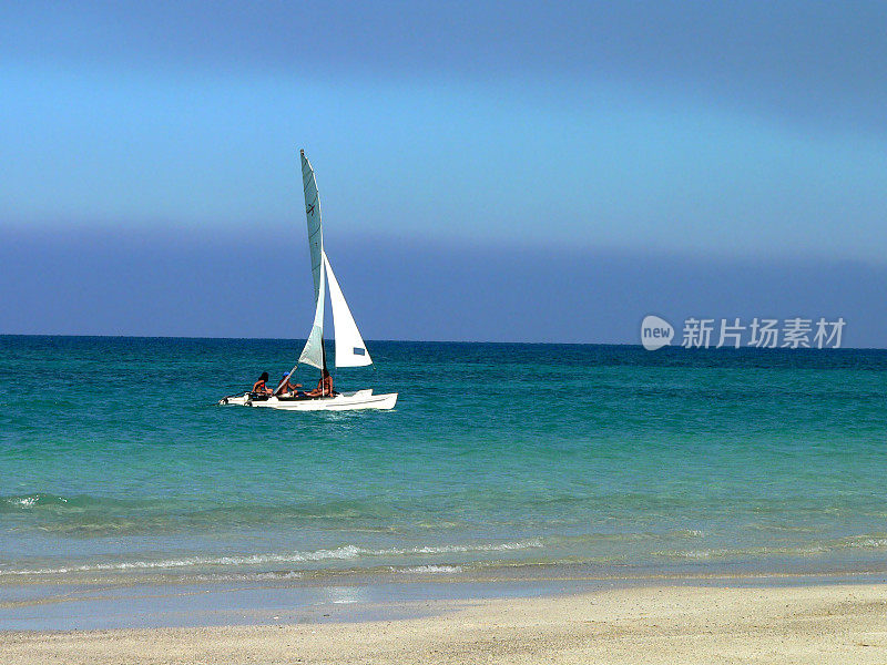 在古巴美丽的加勒比海滩上和人们一起航行。