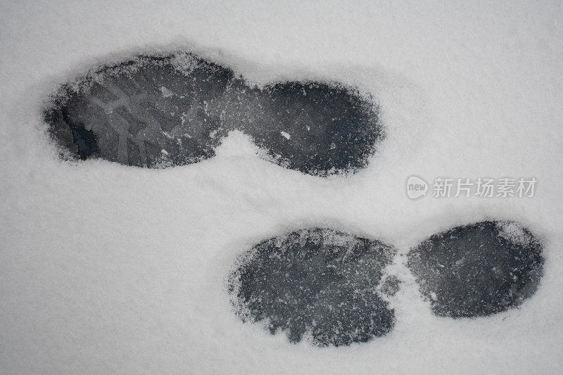 脚步在雪地