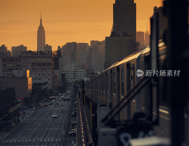 户外地铁列车和皇后区的城市景观