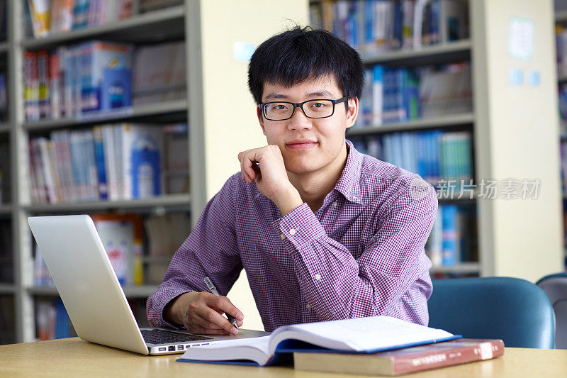 一个在图书馆学习的男大学生