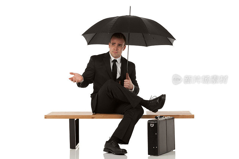 一个拿着伞坐在长椅上的商人