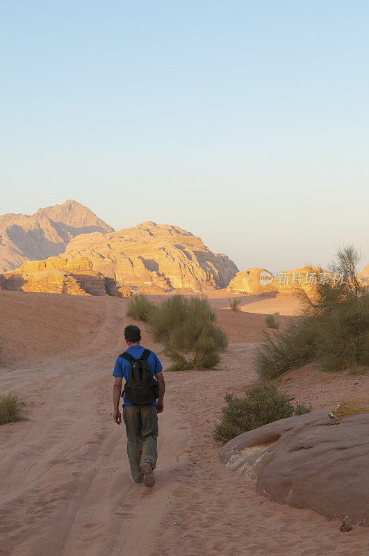 行走在约旦瓦迪拉姆沙漠中的旅行者