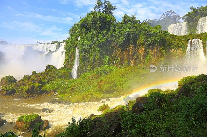 雄伟壮观的伊瓜苏瀑布在阿根廷热带雨林-南美