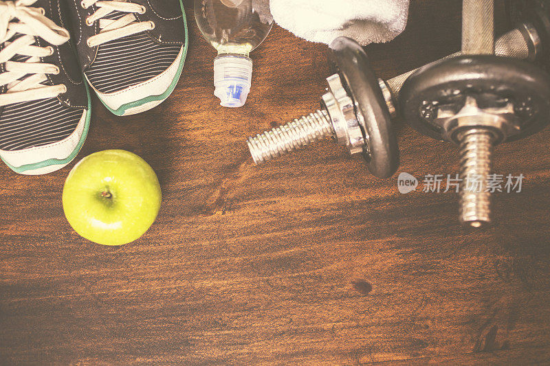 健身，运动主题场景，杠铃，运动鞋，苹果。