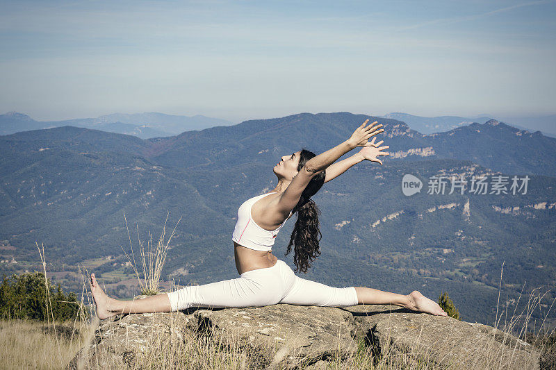 在户外做瑜伽的女人