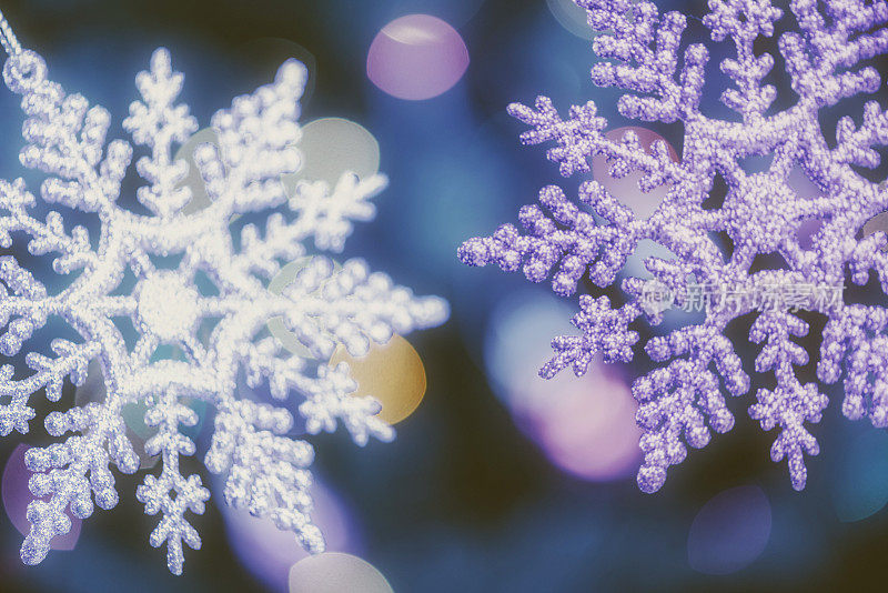 闪闪发光的雪花映衬着圣诞彩灯