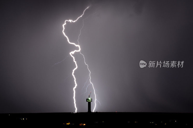 闪电击中南非太阳能装置附近