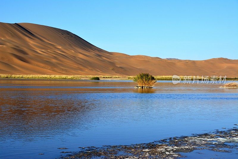 内蒙古巴丹吉林沙漠的蓝色盐湖