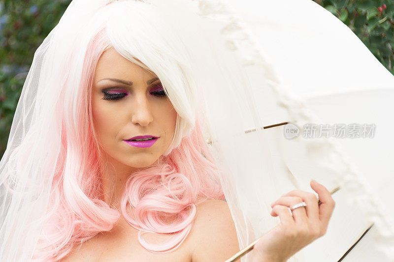 粉白头发的新娘在打阳伞。